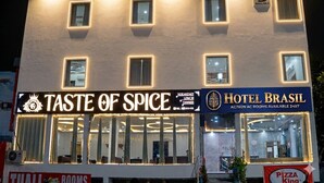 Un bâtiment portant les enseignes « TASTE OF SPICE » et « HOTEL BRASIL », ce qui indique la présence d’un restaurant et d’un hôtel.