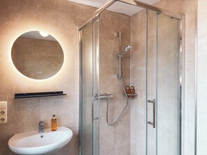 Shower, hair dryer, towels - Vacation apartment with 3 separate bedrooms (Bad Reichenhall)