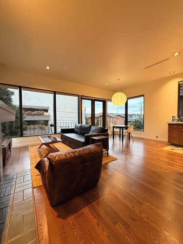 Mid Century Modern 2-bedroom apartment in the heart of Seattle