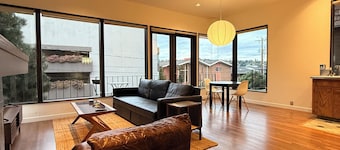 Mid Century Modern 2-bedroom apartment in the heart of Seattle