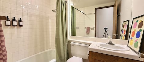 Douche, sèche-cheveux, serviettes fournies, savon