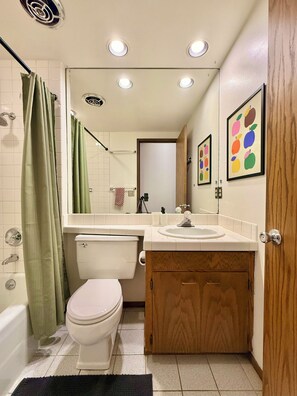Shower, hair dryer, towels, soap - Mid Century Modern 2-bedroom apartment in the heart of Seattle (Seattle)