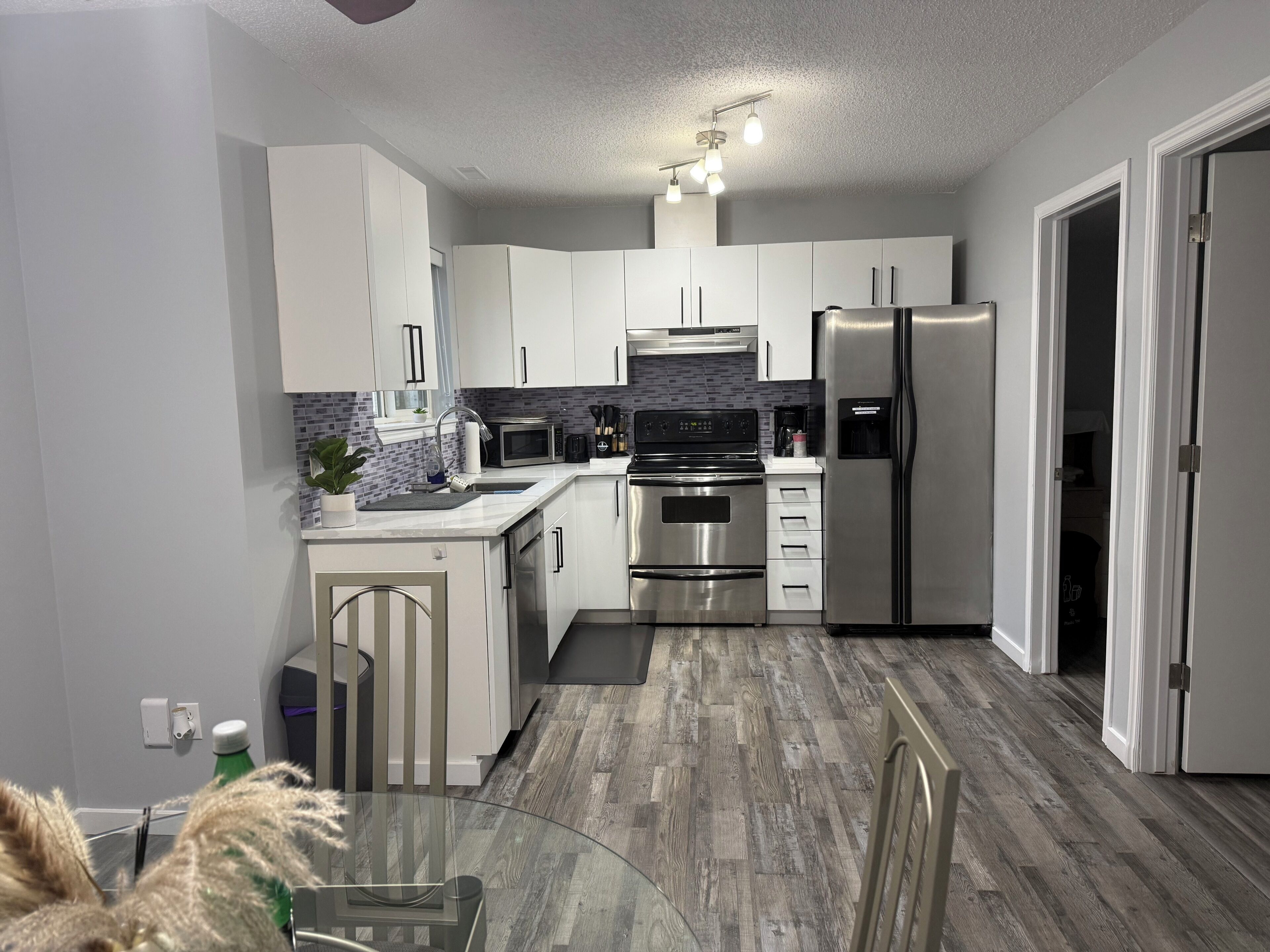 Coffee/tea maker, fridge, microwave, oven