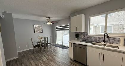 3BR, Entire townhome | Parking | Near QE2, shopping malls | 10min to YEG airport