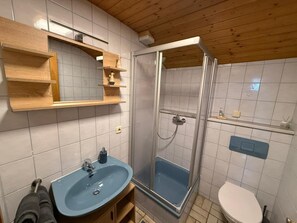 Shower, towels - Vacation apartment SeeZeit for max. 3 adults (Chieming)