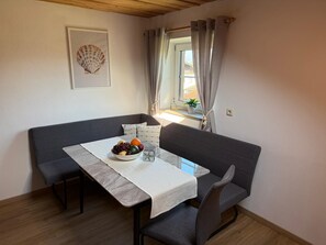 Dining - Vacation apartment SeeZeit for max. 3 adults (Chieming)