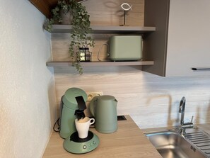 Fridge, oven, stovetop, coffee/tea maker - Vacation apartment SeeZeit for max. 3 adults (Chieming)