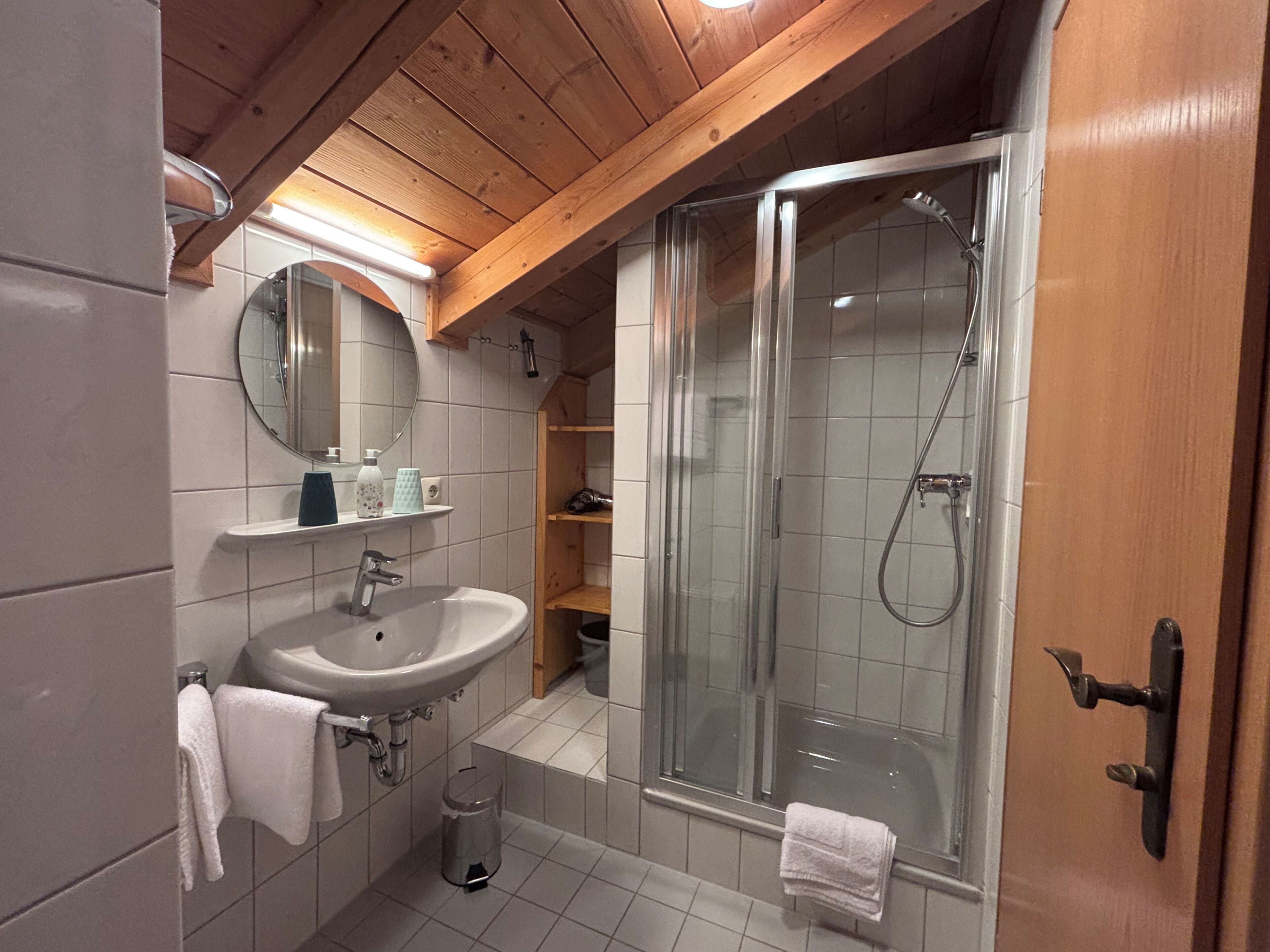 Ferienwohnung Weitblick für 2 Personen, 1 Wohnschlafraum, 60 m²-Bad mit Dusche