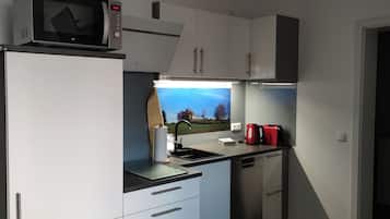 Fridge, microwave, stovetop, dishwasher