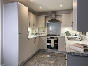 Dishwasher - 3 bedroom accommodation in Guide (Guide)