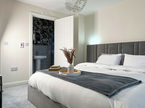 3 bedroom accommodation in Guide