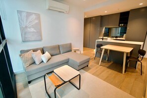 Smart TV - Melbourne CBD 2BR/2BA | Skyline, Pool + Sauna (Melbourne)