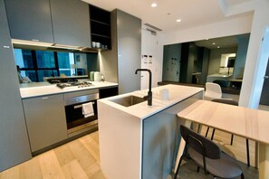 Fridge, microwave, oven, stovetop - Melbourne CBD 2BR/2BA | Skyline, Pool + Sauna (Melbourne)