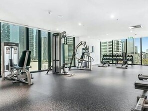Fitness facility - Melbourne CBD 2BR/2BA | Skyline, Pool + Sauna (Melbourne)
