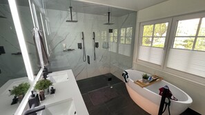 A modern bathroom with a glass-enclosed shower, a freestanding bathtub, and a white vanity with a mirror. - Summerland Lakeview Vineyard with Pool (Summerland)