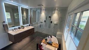A modern bathroom with dual sinks, a walk-in shower, and large mirrors. - Summerland Lakeview Vineyard with Pool (Summerland)