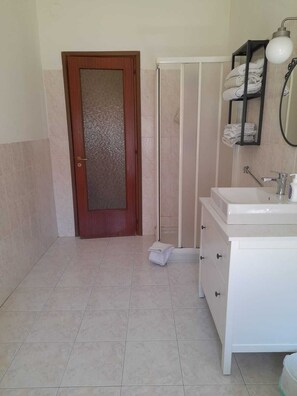 Hair dryer, towels, soap, toilet paper - Apartment all' Italiana near Milan_trains every 15 min to Milan (Cesate)