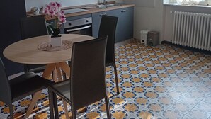A kitchen with a dining table, chairs, and a potted plant. - BGM Apartment Milan Rho Fiera—trains every 15 minutes to Milan (Cesate)