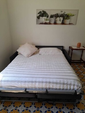 Iron/ironing board, WiFi, bed sheets - Apartment all' Italiana near Milan_trains every 15 min to Milan (Cesate)