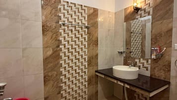 Apartamento de lujo, vistas a la colina | Baño | Ducha, artículos de higiene personal gratuitos, toallas y jabón