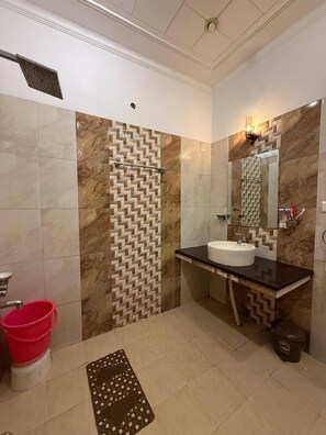 ลักซ์ชัวรี่อพาร์ทเมนท์, วิวภูเขา | ห้องน้ำ | ฝักบัว, ของใช้ในห้องน้ำฟรี, ผ้าเช็ดตัว, สบู่