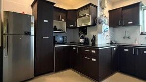 ラグジュアリー アパートメント ヒルビュー | 専用キッチン | 大型冷蔵庫
