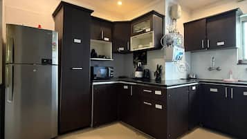 Apartamento de lujo, vistas a la colina | Cocina privada | Frigorífico grande
