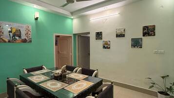 Apartamento de lujo, vistas a la colina | Restauración