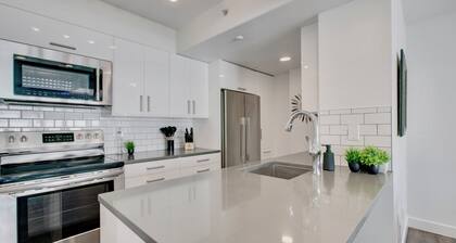 Modern 2BR/2BA Retreat • King Bed • Desk • Views