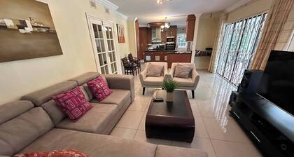 Spacious 4BR Home Pool & Balconies Krantzkloof