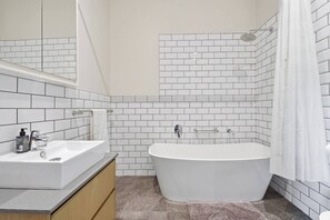 Dusj, hårføner og håndklær