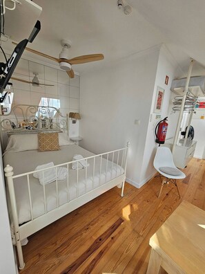 Iron/ironing board, Internet, bed sheets - Loft old quarter of Lisbon - ALFAMA (Lisbon)