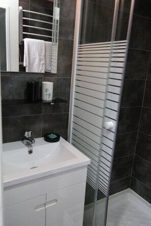 Shower, hair dryer, towels - Loft old quarter of Lisbon - ALFAMA (Lisbon)