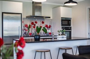Private kitchen - Spacious One-Bedroom with Private Bathroom – Aotea (Porirua)