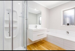 Bathroom - Spacious One-Bedroom with Private Bathroom – Aotea (Porirua)