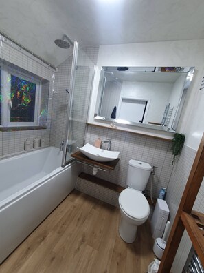 Hair dryer, towels - Luxury Smart Windsor London Parking (Berkshire)