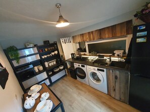Fridge, oven, stovetop, toaster - Luxury Smart Windsor London Parking (Berkshire)