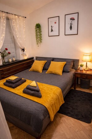 Iron/ironing board, Internet, bed sheets - Luxury Smart Windsor London Parking (Berkshire)