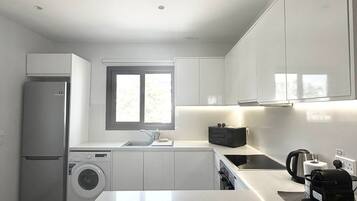 Coffee/tea maker, fridge, microwave, oven