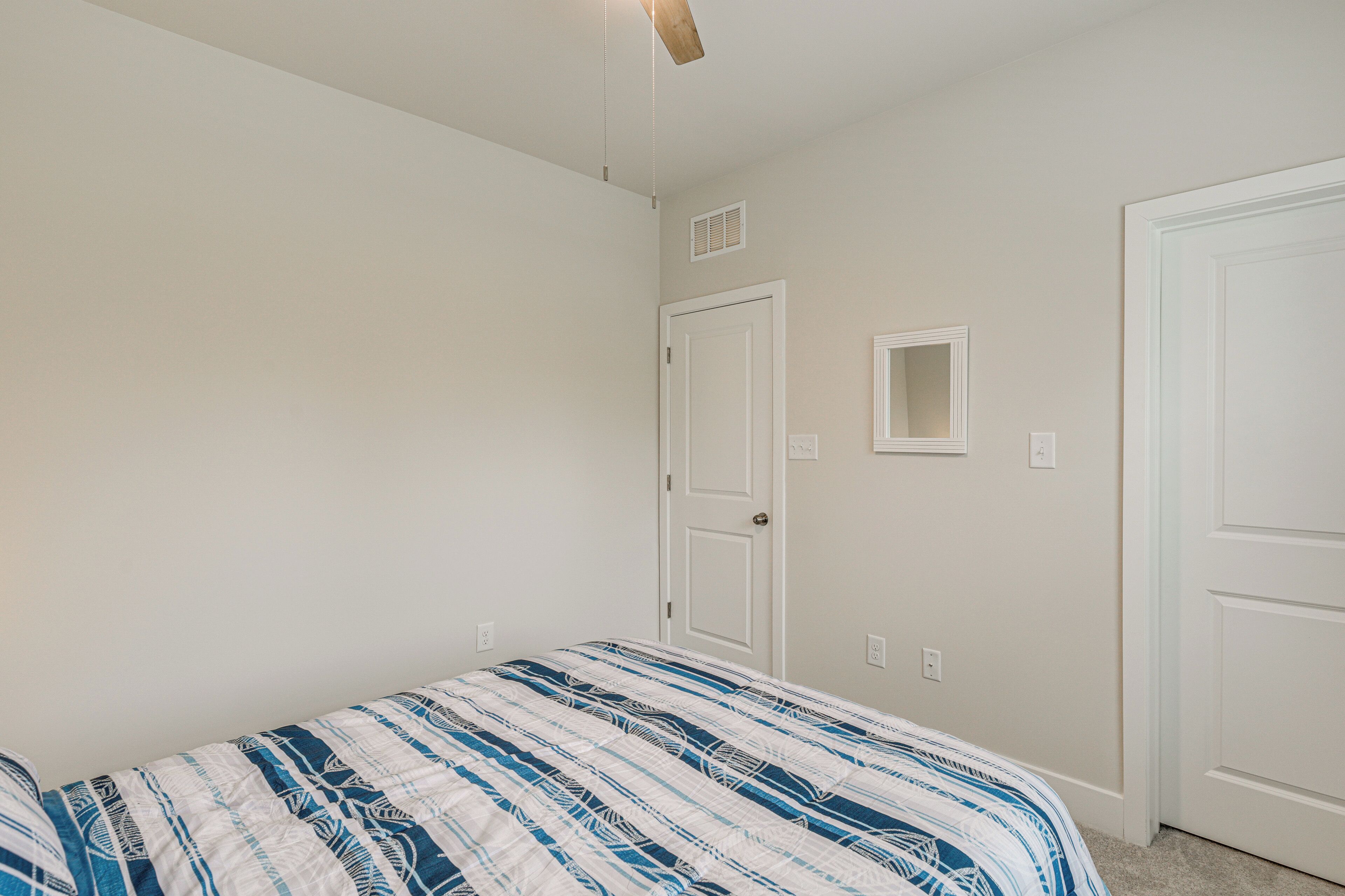 4 bedrooms, desk, iron/ironing board, internet