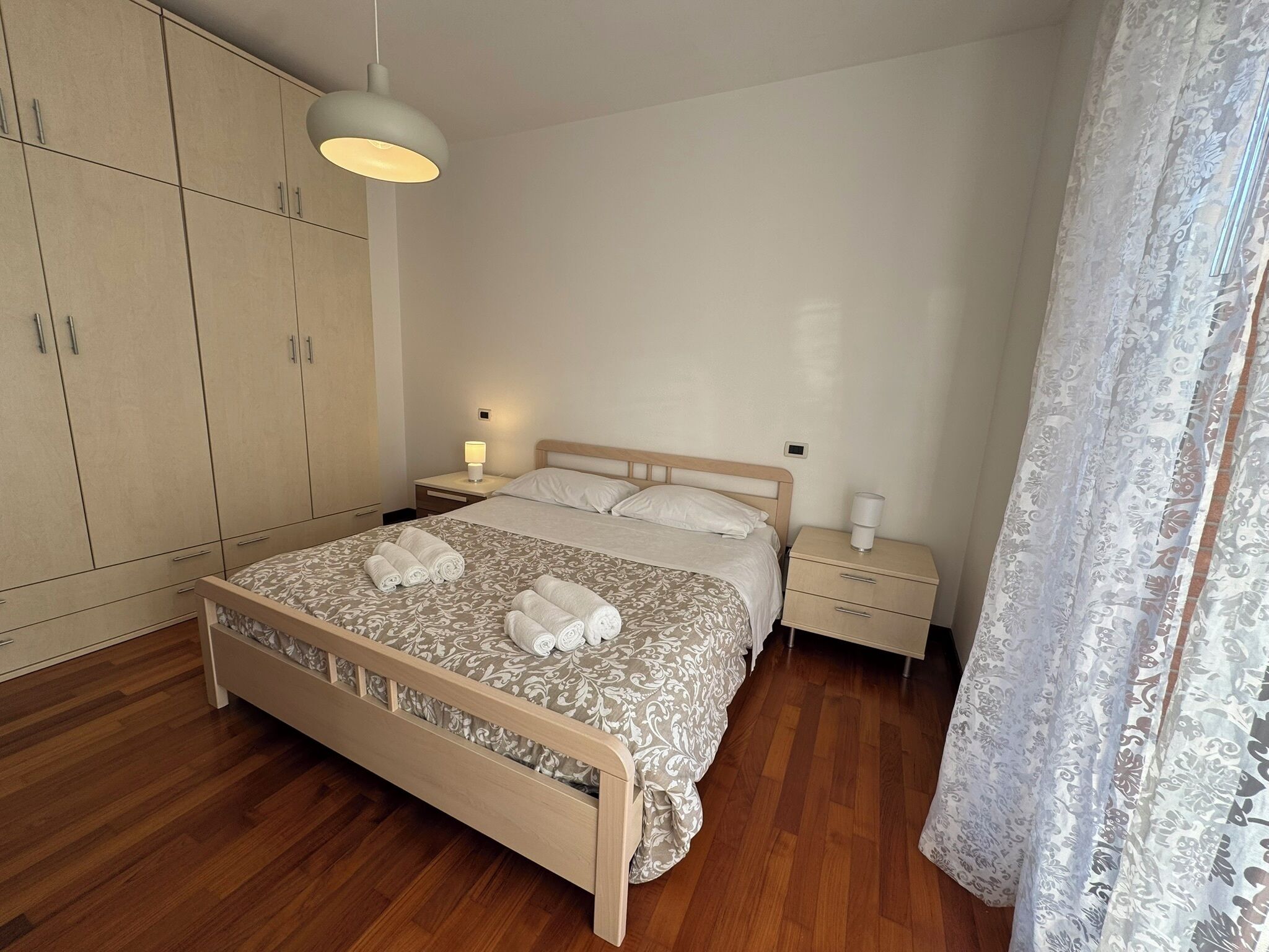 Tabla de planchar con plancha, wifi y ropa de cama 