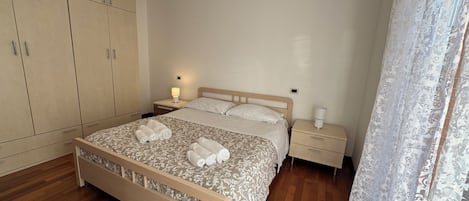Tabla de planchar con plancha, wifi y ropa de cama