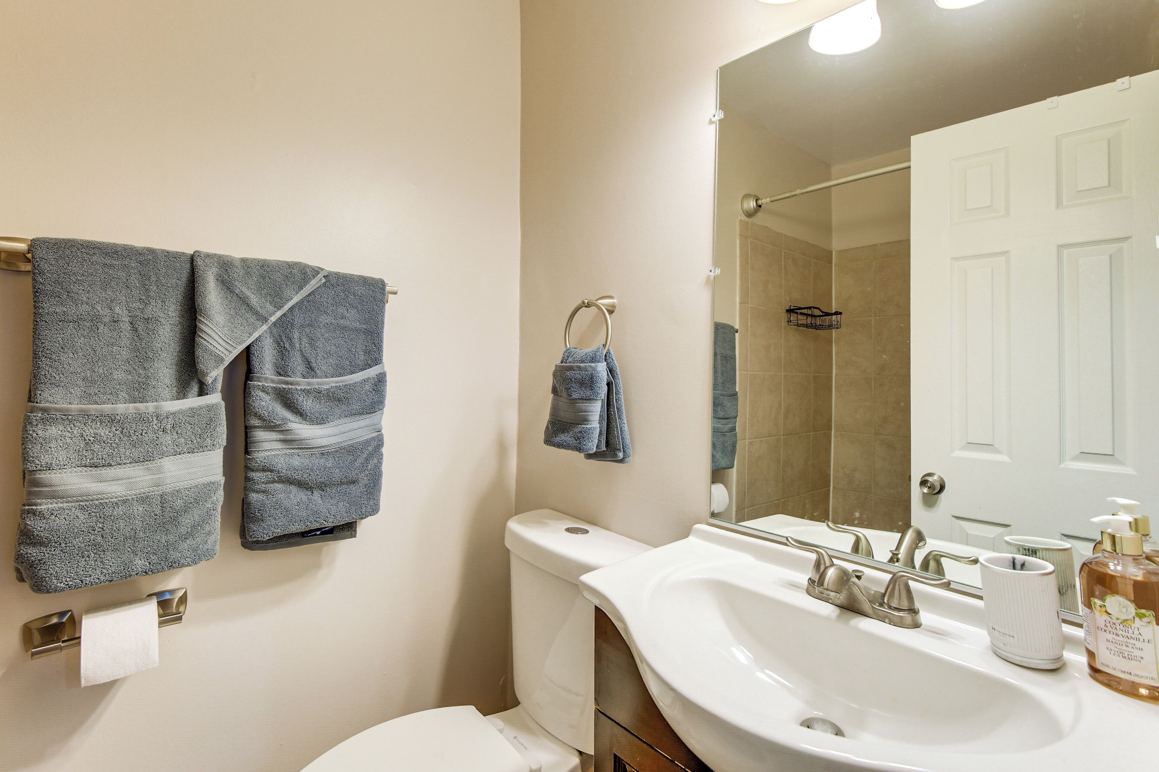 Ein Badezimmer mit Toilette, Waschbecken und Handtuchhalter.