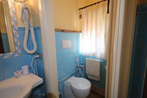 Ducha, secador de pelo, bidé y toallas