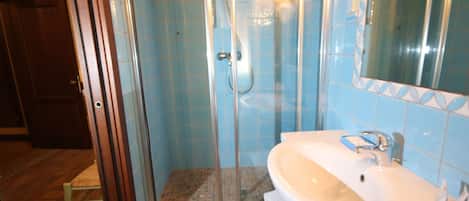 Dusche, Haartrockner, Bidet, Handtücher