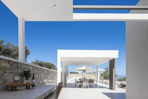 Outdoor dining - Simplicity of Single-Level Sea Views by etouri (Rethymno)