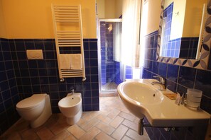 Doccia, asciugacapelli, bidet, asciugamani