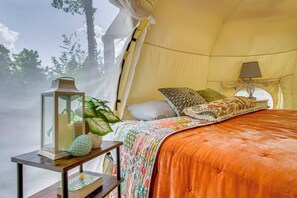 Internet, bed sheets - Creekside Couple's Glamping Retreat in Rogersville (Rogersville)