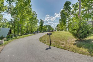 Property grounds - Creekside Couple's Glamping Retreat in Rogersville (Rogersville)