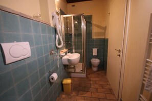 Dusche, Haartrockner, Bidet, Handtücher